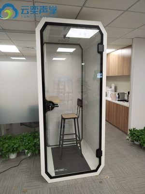 Stand de reuniones de oficina de un solo asiento con escritorio de computadora para trabajo privado Pod de oficina de cabina silenciosa inalámbrica móvil