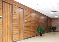 División de madera acústica de la oficina con la puerta deslizante multifuncional